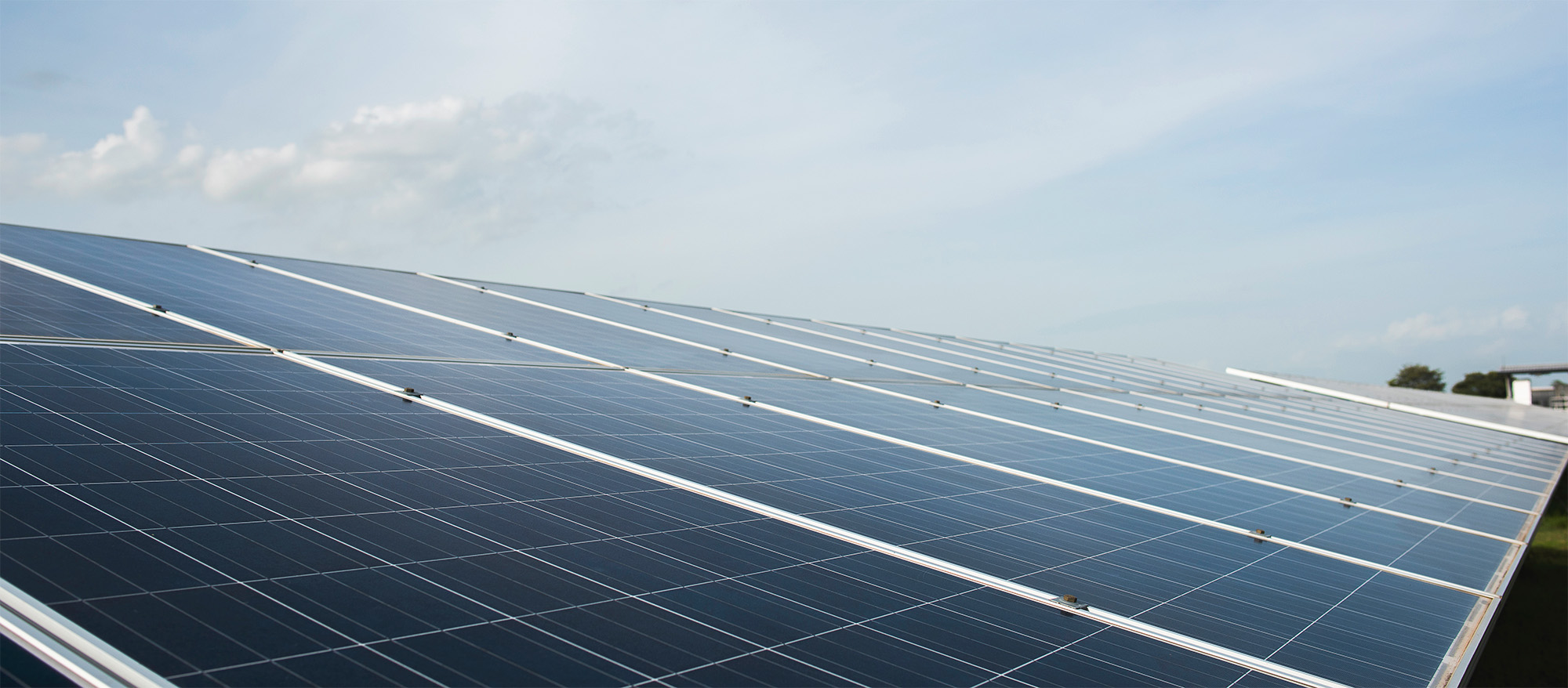cella-fotovoltaica-nella-centrale-elettrica-per-l-energia-alternativa-dal-sole (1)-2