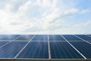 cella-fotovoltaica-nella-centrale-elettrica-per-l-energia-alternativa-dal-sole